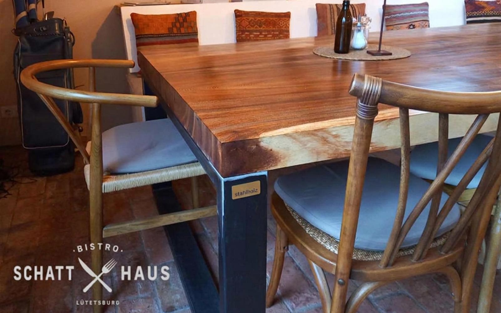 Bistro Schatthaus Schloss Lütetsburg – Gastronomie-Einrichtung mit Massivholztischen und Bänken von stahlholz.com